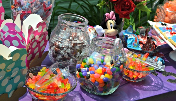 How to set up a Minnie Mouse candy buffet for party