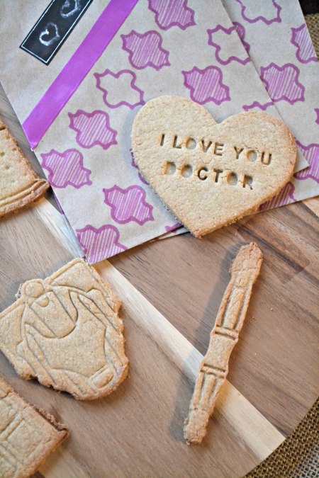 Doctor who themed Valentine's Day shortbread cookies. So easy and way too cute! I would love getting these as a gift!