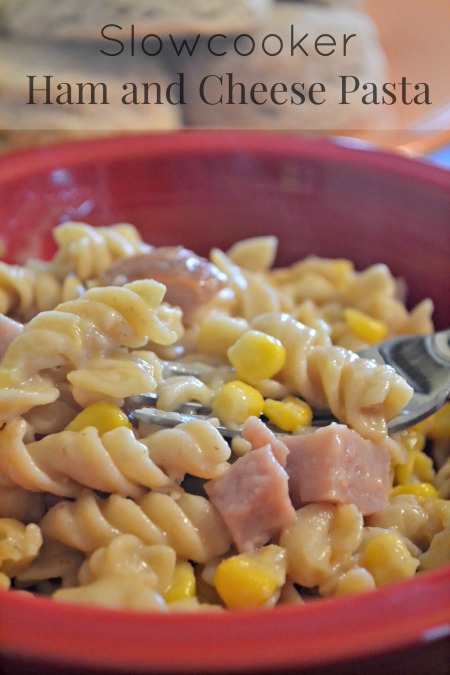 Creamy cheesy pasta with bites of ham and corn. That’s it, it’s so simple, and so good. Boil some pasta, throw it in with some condensed soup, cheese, ham and corn in the slowcooker, wait a few hours and you have yourself the best comfort food ever.