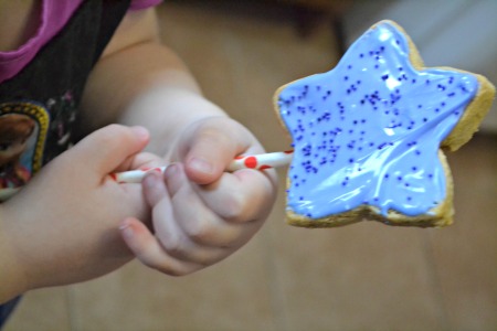 Simple princess party ideas, inspired by Sophia the First. Simple cookie wands.